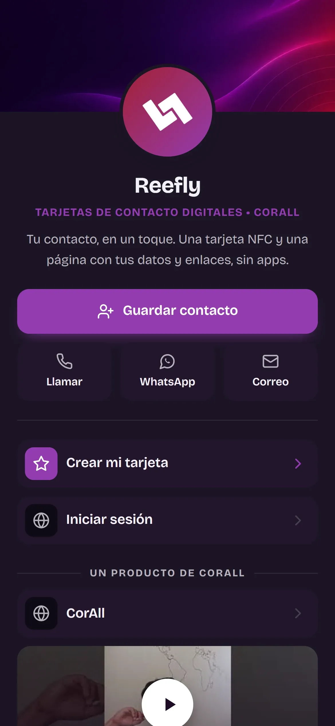 Página de Reefly en un celular: banner, foto, botón para guardar el contacto, contacto rápido y enlaces.